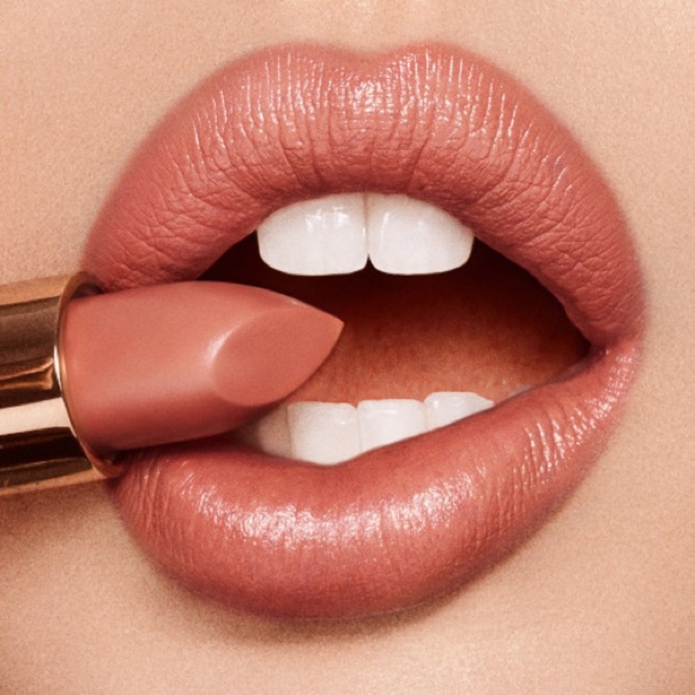 Charlotte Tilbury lipstick in Stoned Rose